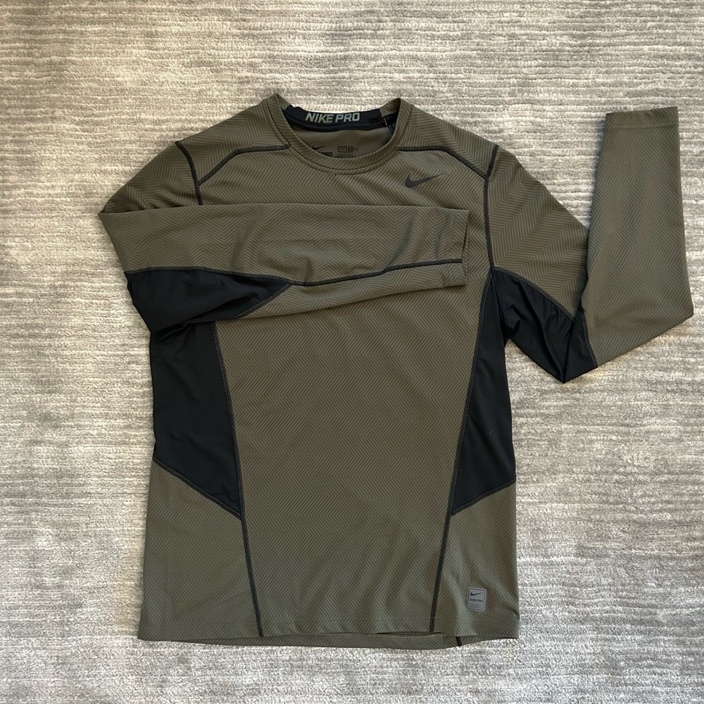 Nike dri fit XL men’s fitted style in green and black..